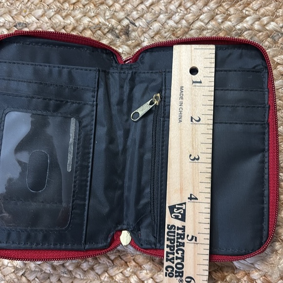 Red Croc Print Womens Wristlet Zippered Closure Wallet with Exterior Pocket - Picture 9 of 9